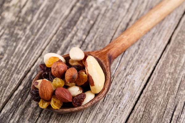 Gemischte Nüsse auf einem Holzlöffel. — Stockfoto