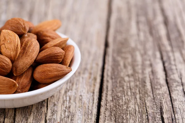 Almendras en un plato blanco . —  Fotos de Stock