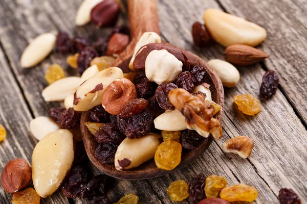 Tahta kaşıkta karışık fındık..