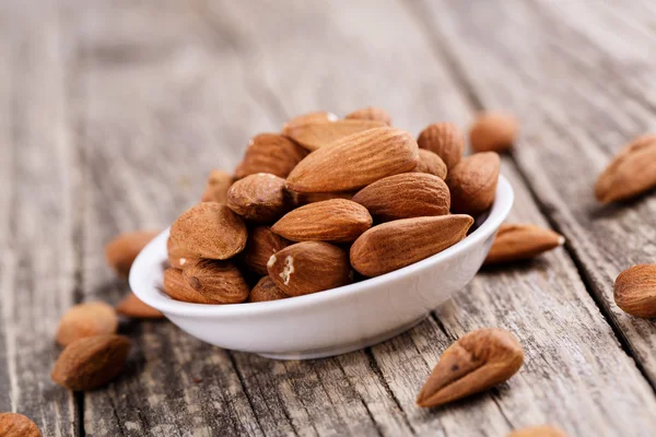 Almendras en un plato blanco . — Foto de Stock