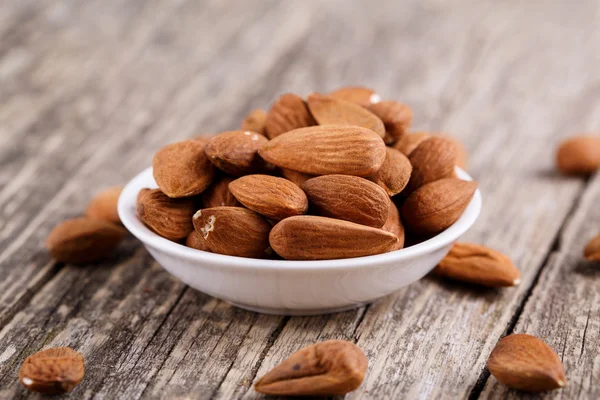 Almendras en un plato blanco . —  Fotos de Stock