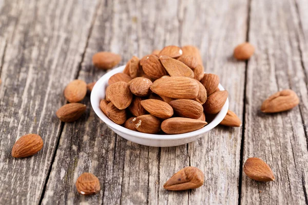 Almendras en un plato blanco . —  Fotos de Stock