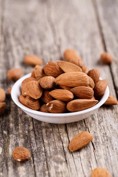 Almendras en un plato blanco . —  Fotos de Stock