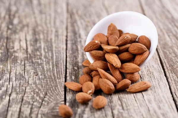 Almendras en un plato blanco . — Foto de Stock