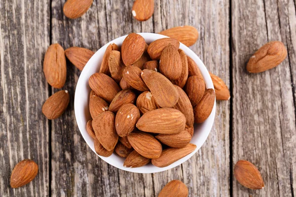 Almendras en un plato blanco . — Foto de Stock