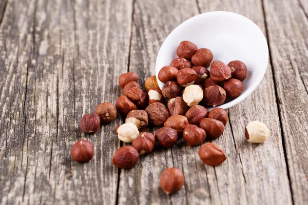 Hazelnuts on a white plate. — Stock Photo, Image