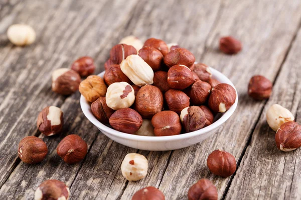 Hazelnuts on a white plate. — Stock Photo, Image