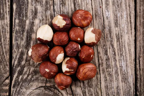 Hazelnuts on a wooden background. — Stock Photo, Image