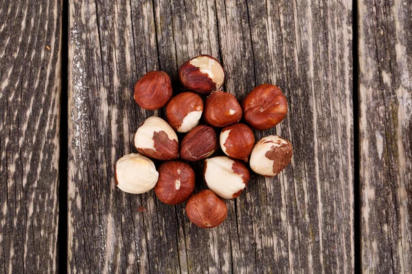 Hazelnuts на деревянном фоне. — стоковое фото