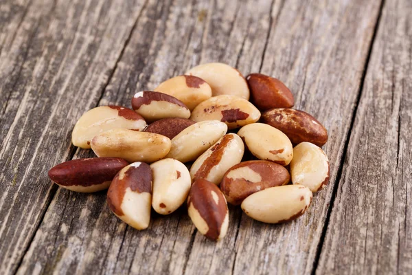 Nueces de Brasil sobre fondo de madera . —  Fotos de Stock