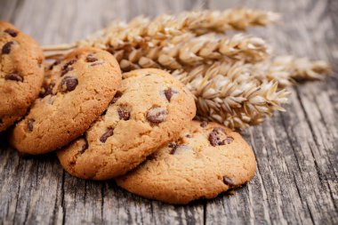 Ahşap bir masa üzerinde buğday ile tanımlama.