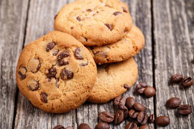 Kurabiye ve kahve çekirdekleri ahşap bir masa üzerinde.