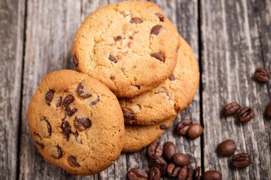 Kurabiye ve kahve çekirdekleri ahşap bir masa üzerinde.