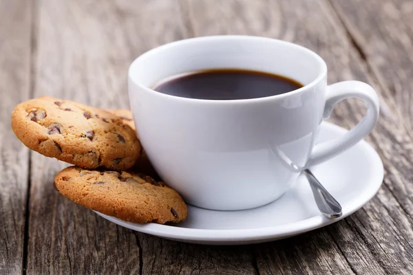 Tasse Kaffee mit Keksen auf einem Tisch. — Stockfoto