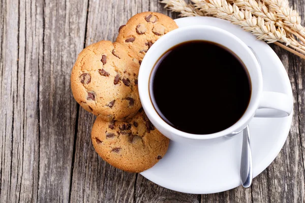 Tasse Kaffee mit Keksen und Weizen auf einem Tisch. — Stockfoto