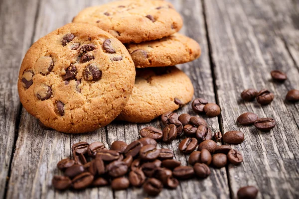 Kurabiye ve kahve çekirdekleri ahşap bir masa üzerinde.