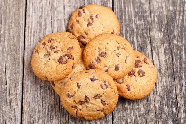 Galletas en una mesa de madera. — Foto de Stock