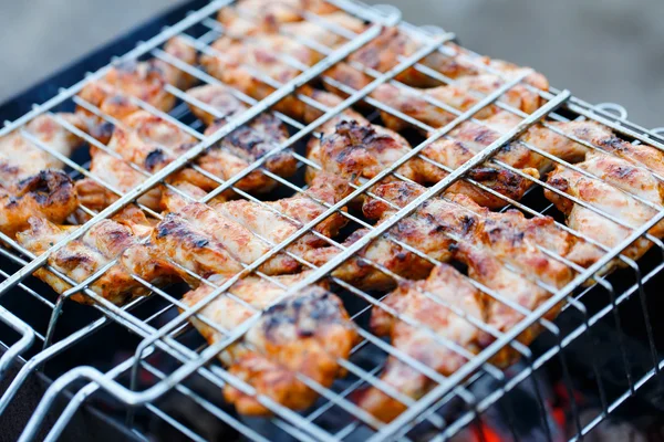 Kycklingklubbor på en grill. — Stockfoto