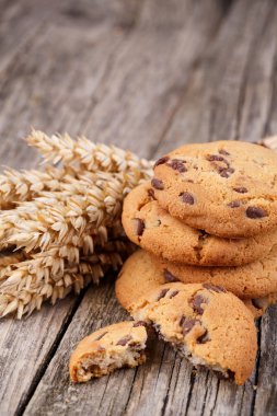 Ahşap bir masa üzerinde buğday ile lezzetli tatlılar.