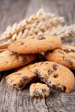 Ahşap bir masa üzerinde buğday ile lezzetli tatlılar.