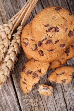 Ahşap bir masa üzerinde buğday ile lezzetli tatlılar.