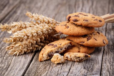 Ahşap bir masa üzerinde buğday ile lezzetli tatlılar.