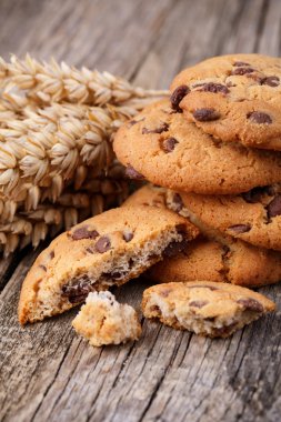 Ahşap bir masa üzerinde buğday ile lezzetli tatlılar.