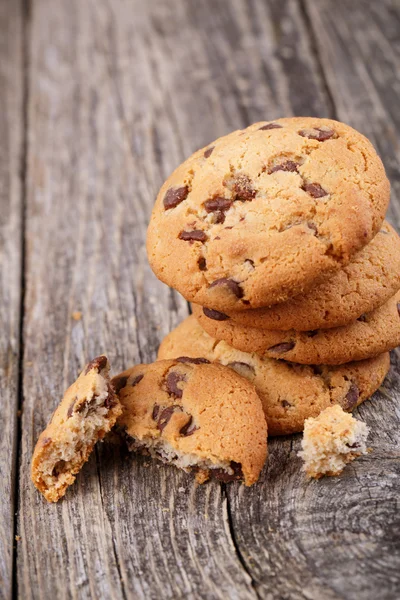 Galletas sabrosas en una mesa de madera . — Foto de Stock