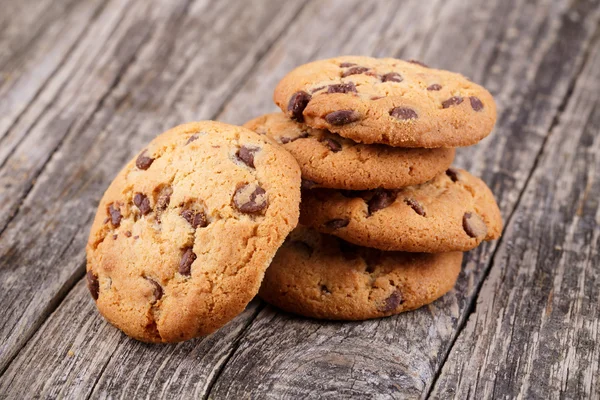 Galletas sabrosas en una mesa de madera . — Foto de Stock