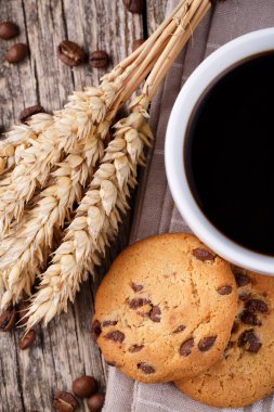 Tanımlama bilgileri ve ahşap bir masa üzerinde buğday ile kahve.