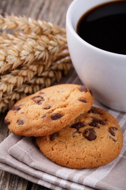 Tanımlama bilgileri ve ahşap bir masa üzerinde buğday ile kahve.