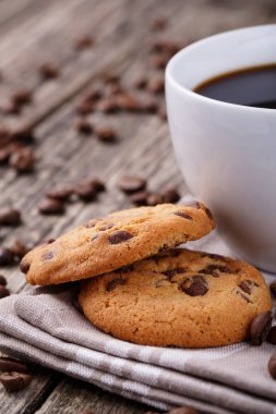 Lezzetli Kurabiye ve kahve fincanı ahşap bir masa üzerinde.