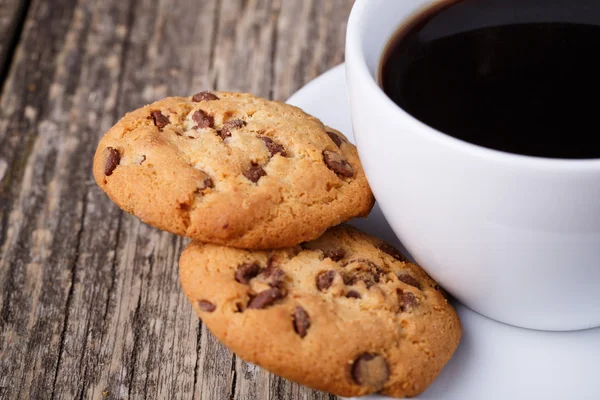 Tazza di caffè con biscotti su un tavolo di legno . — Foto Stock