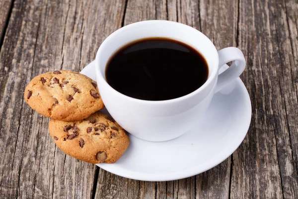 Tasse Kaffee mit Keksen auf einem Holztisch. — Stockfoto