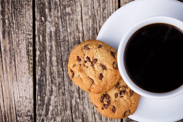 Cup of coffee with cookies on a wooden table. — Stock Photo, Image