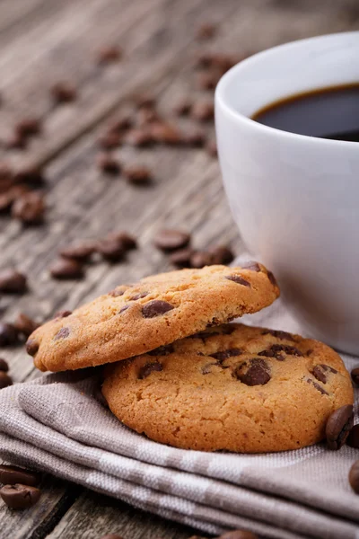 Lezzetli Kurabiye ve kahve fincanı ahşap bir masa üzerinde.