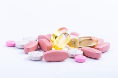 Beyaz bir arka planda tabletleri.