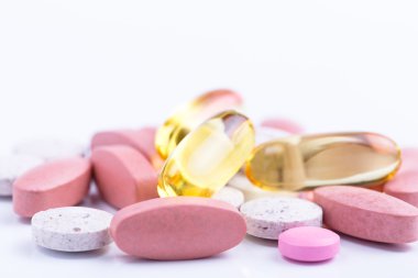 Beyaz bir arka planda tabletleri.