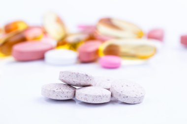 Beyaz bir arka planda tabletleri.