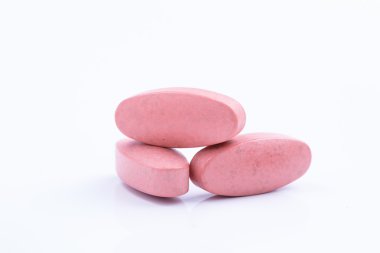 Beyaz bir arka planda tabletleri.