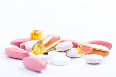 Beyaz bir arka planda tabletleri.