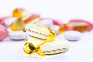 Beyaz bir arka planda tabletleri.