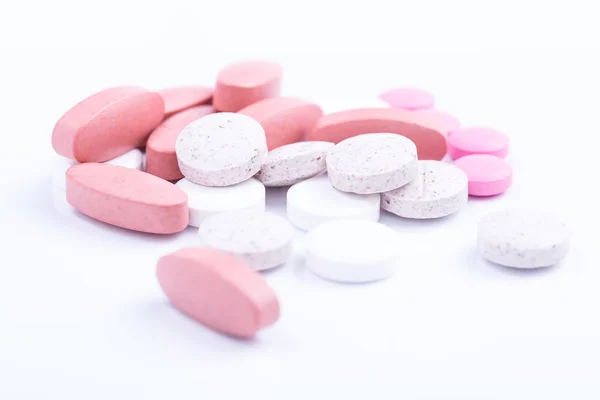 Tabletter mot vit bakgrund. — Stockfoto