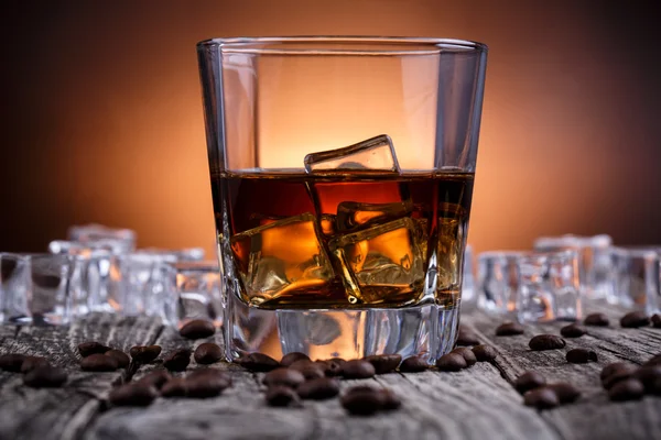 Glas Whisky mit Eis und Kaffeebohnen. — Stockfoto