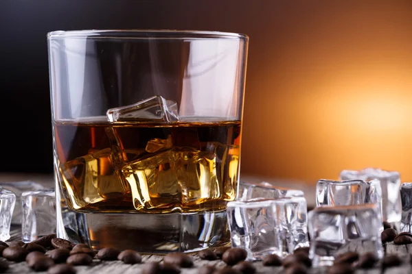 Glas whiskey med is och kaffebönor. — Stockfoto