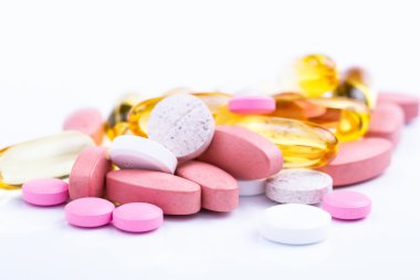 Beyaz bir arka planda tabletleri.