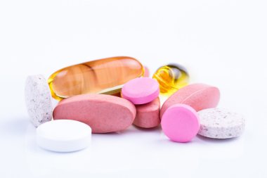 Beyaz bir arka planda tabletleri.