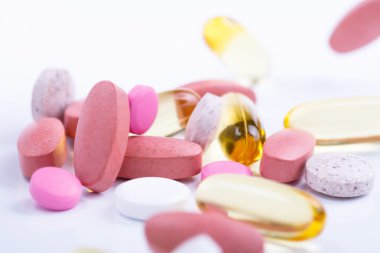 Beyaz bir arka planda tabletleri.