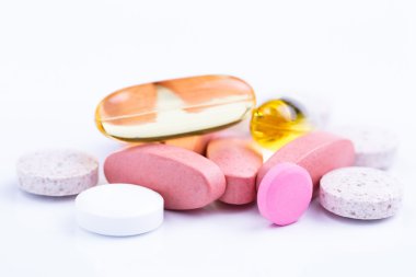 Beyaz bir arka planda tabletleri.