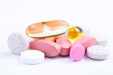 Beyaz bir arka planda tabletleri.